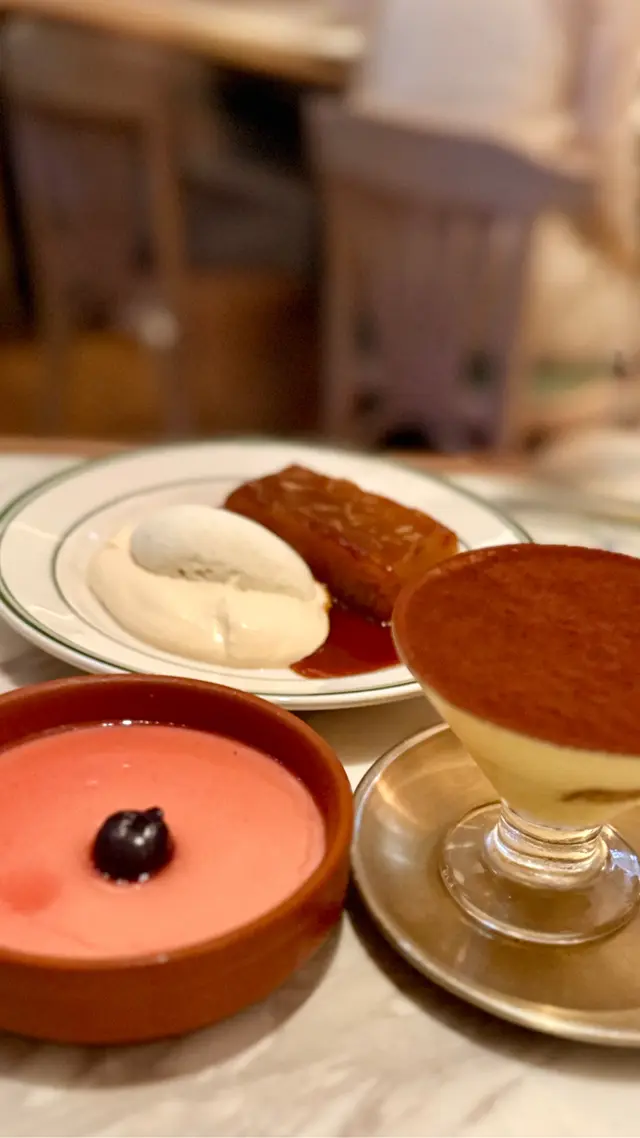 Tiramisu 提拉米蘇、Panna Cotta 黑櫻桃奶凍、Tarte Tatin 塔丁蘋果塔