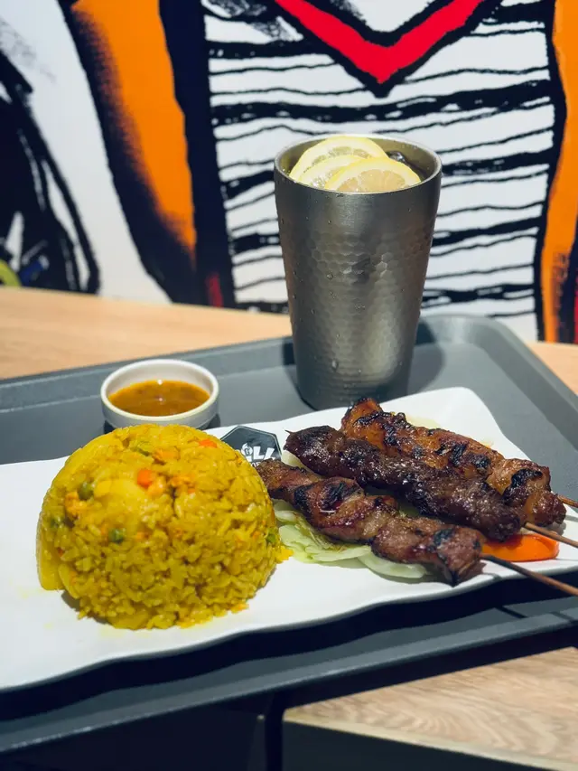 泰式串燒配菠蘿炒飯及雜菜