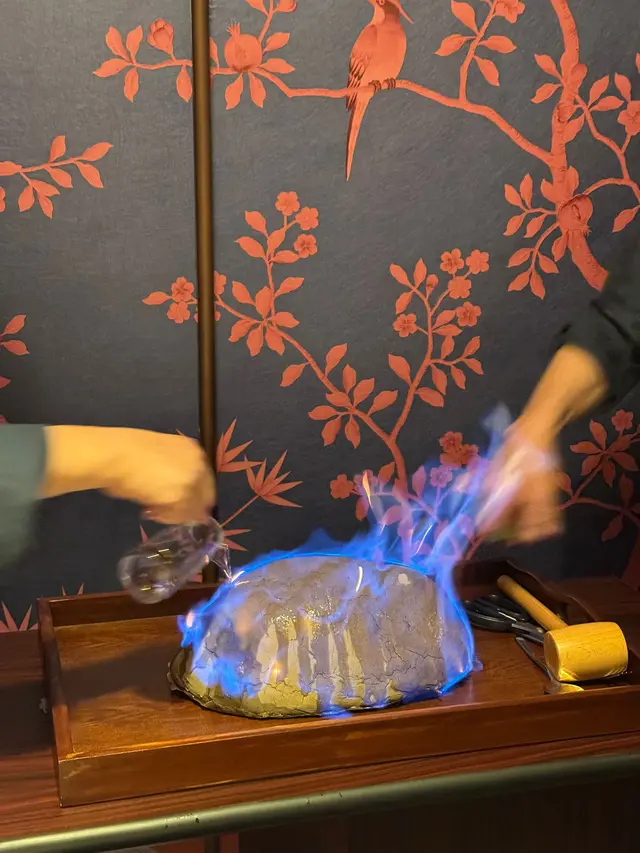 打卡一定要叫呢隻雞 (需提前預訂)，師傅會推住架車仔喺客人面前灑上珍酒再點火，隻雞帶有酒香味之餘，肉質都keep到好嫩滑多汁👍🏻