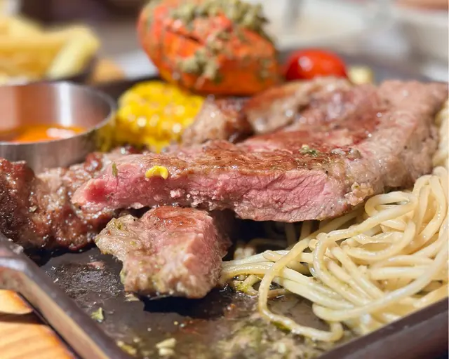 加拿大龍蝦尾拼西冷牛扒