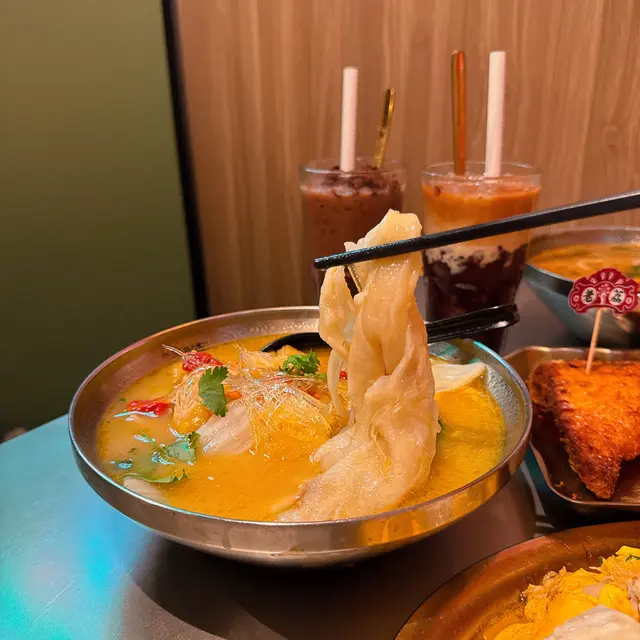 花膠雞阿媽足料雞湯米線 