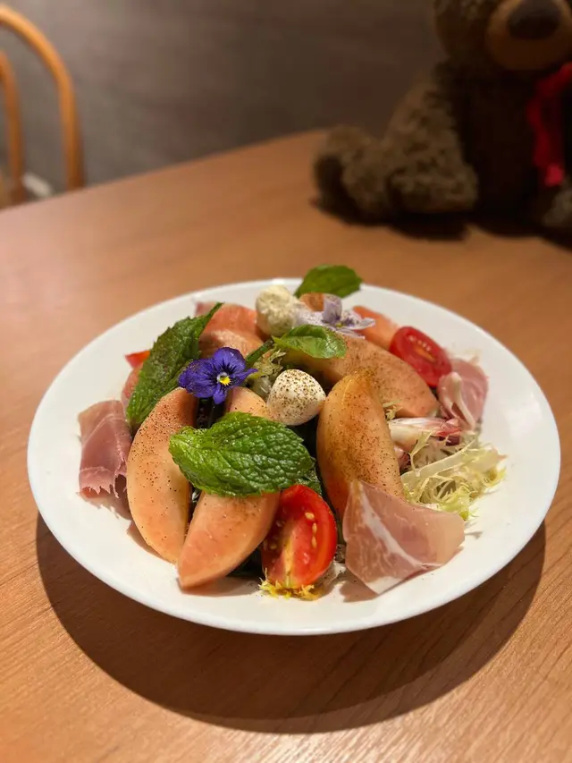 伯爵茶白桃布拉塔芝士沙律