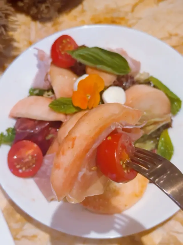 伯爵茶白桃布拉塔芝士沙律