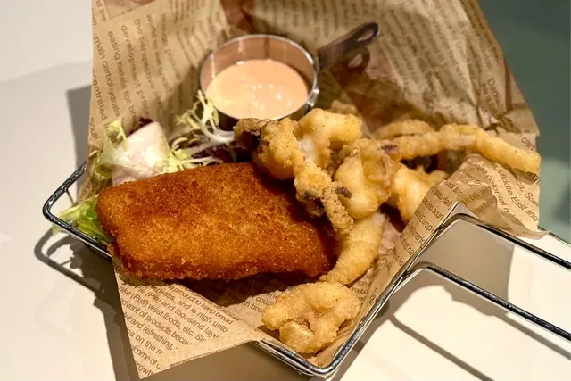 酥炸紐西蘭深海藍鱈魚配唐揚紋甲魷魚鬚