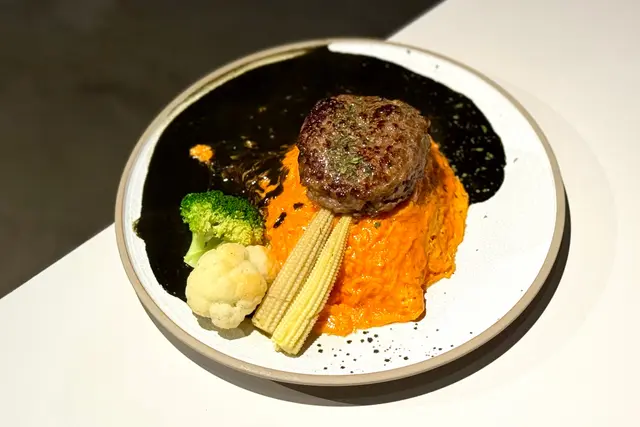 日本宮崎和牛漢堡扒配黑咖喱曉蛋包飯