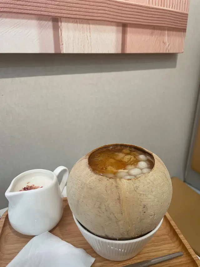 杏仁露桃膠椰皇燉蛋白 配小丸子