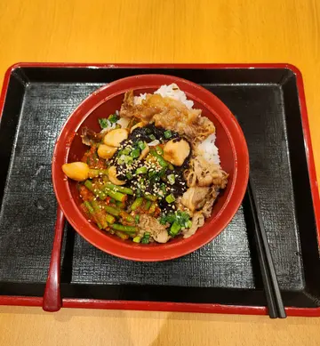黑蒜醬香辣蒜芯牛丼