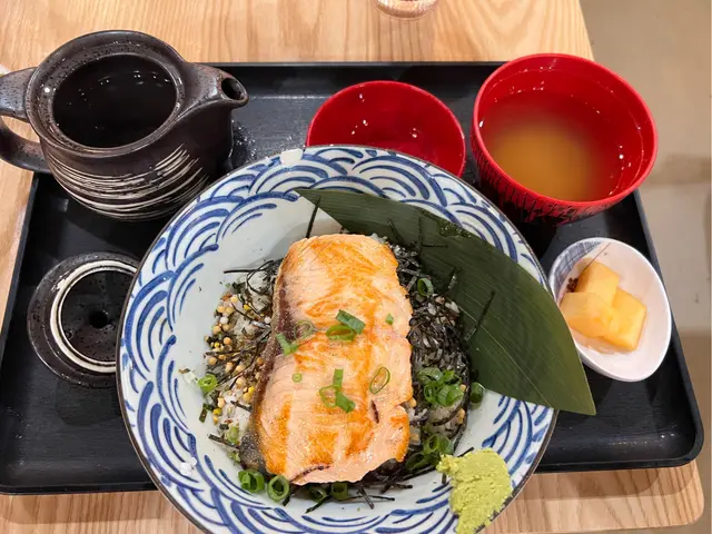 湯味道淡,三文魚唔肥 無油香 而且調味淡,免費跟配飲品、面豉湯和生果