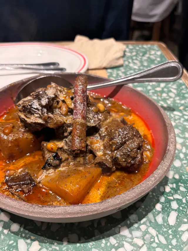 👉 **8/10** 🌶️💯
個咖喱汁濃到黐線🤤,撈飯食簡直無敵!牛面頰肉淋到冇朋友👌,一啖落去成口都係骨膠原💖。最正係啲洋蔥🧅,烤到甜甜地,同個咖喱夾到癲!雖然貴啲💰,但真係值回票價🎫!