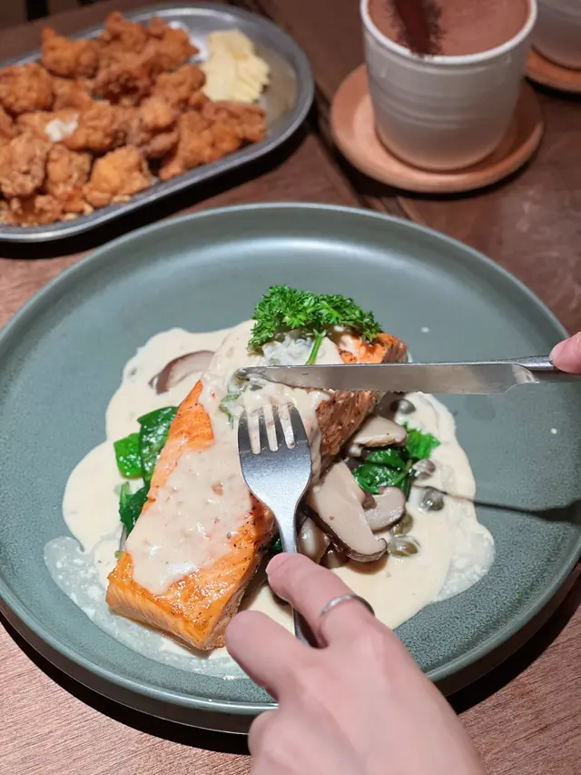 挪威三文魚扒伴菠菜忌廉汁