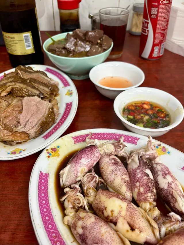 韭菜豬紅，入味爽口。滷水鵝，肉質嫩滑入味。白灼吊桶，鮮甜美味