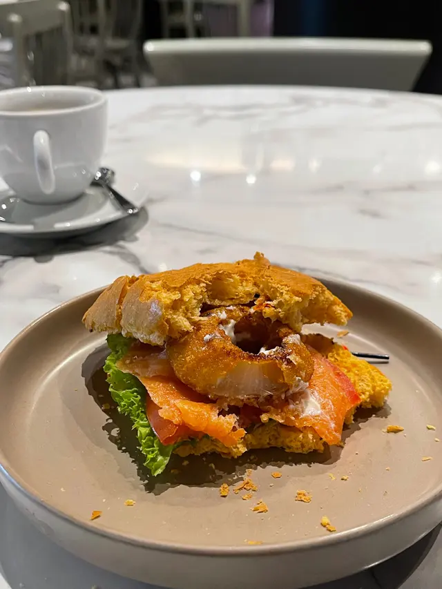 這份三文魚意式包配洋蔥圈和漢堡包配薯條下午茶餐同樣是$48，但洋葱圈英文易onion rings 只有一個在包內，反而薯條fries 就有一個籃作side dish 上。簡直不可思議！