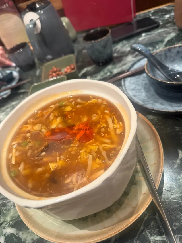 唔太酸，味道剛剛好；唔太杰，又唔會太稀、餸嘅材料份量又係剛剛好。