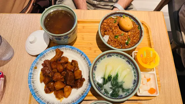 蜜糖燒汁薯仔牛柳粒配醬油溏心蛋台式肉燥飯