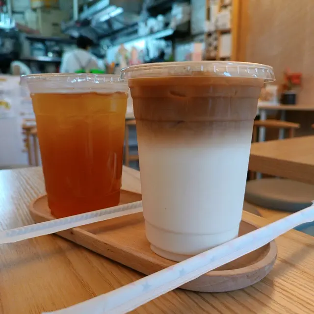 凍焦糖鮮奶咖啡;百香果凍頂烏龍冰茶