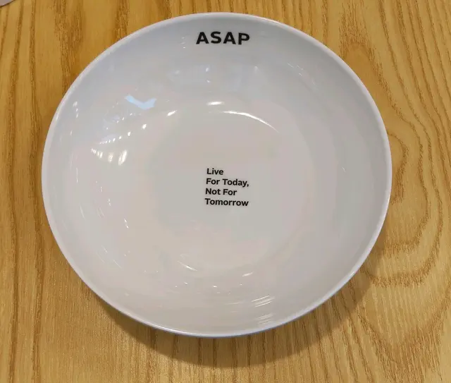 香煎雞胸酸種包，秋葵炒蛋，田園沙律