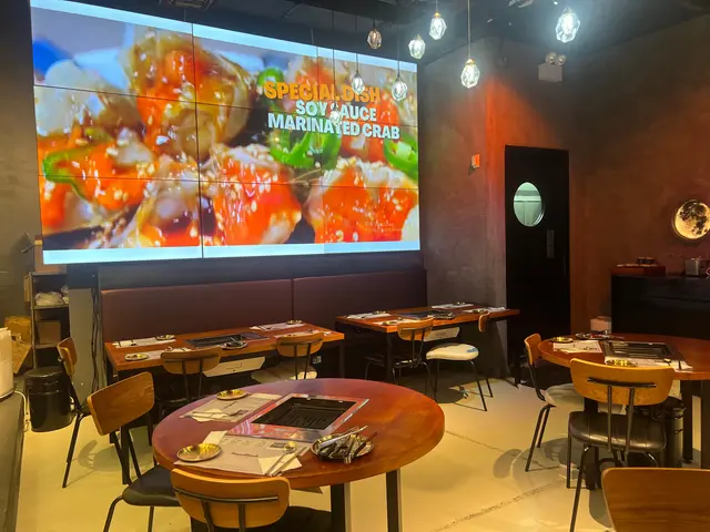 坊間一般放題食肆均有時間限制及新分段收費，最近發現這間韓式放題是無限是任食，剛巧妹妹生日故前來一試。店內裝飾以一般韓國食肆風格，願意座位寬闊舒適。雖然是放題任食，提供專人為顧客燒肉服務，每位顧客贈送醬油蝦及醬油蟹，肉質新鮮將油味剛剛好，不會太鹹。肉食及蔬菜的品質亦非常好，唯獨配菜款式略為少。但亦不失為一個三五知己敘舊的好地方🥂😋