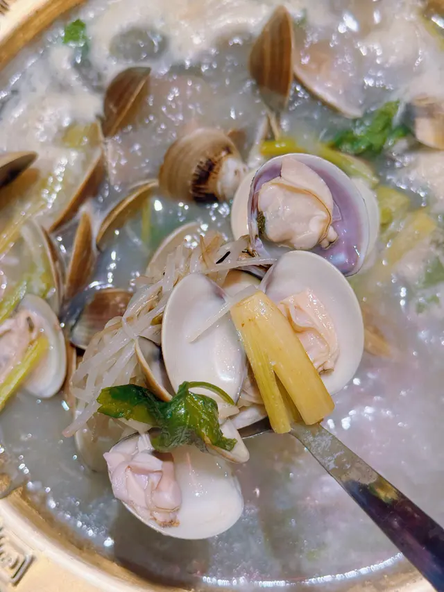 櫻唇半開 · 特色卜卜蜆鍋