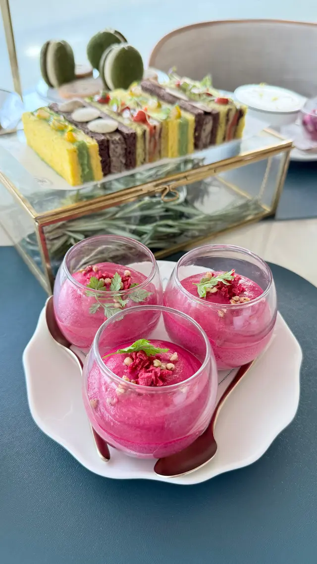 煙燻红菜頭泡沫配覆盆子乾及烤蕎麥