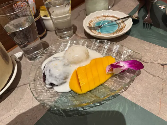 芒果糯米飯
紅米煮得非常出色，每粒煙煙韌韌，有米香，椰漿芳香濃郁，甜到啱啱好。芒果亦非常新鮮，超讚👍🏻￼￼￼