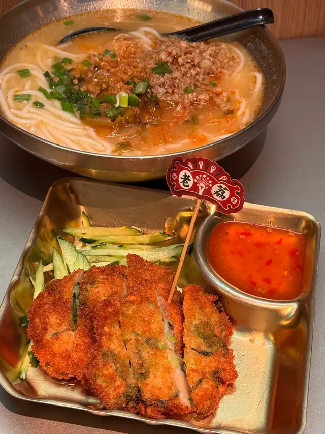 鮮蝦餅小棠菜配酸辣米線