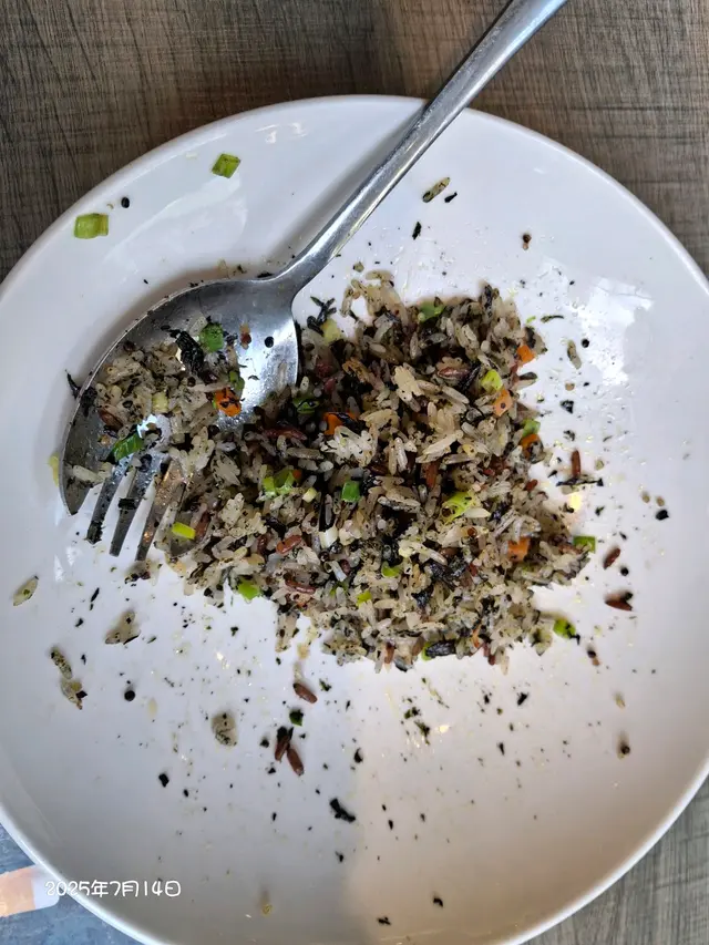 無法俾星，红米取雞蛋，飯無香味，再加一點即食紫菜碎，海鮮是平價雪藏貨，賣相不佳，又硬又無味👎👎👎