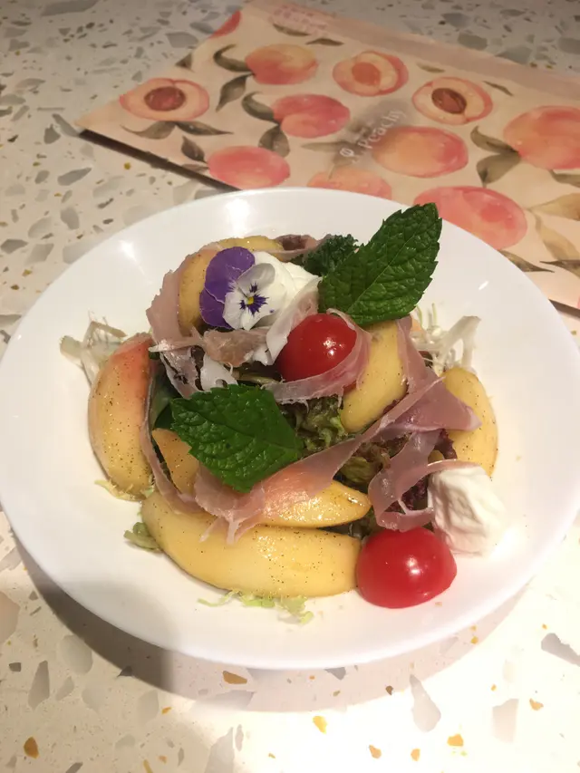 伯爵茶白桃布拉塔芝士沙律