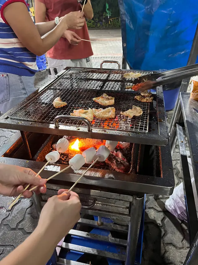 燒烤場採用網燒模式,只需要每爐最多兩人負責燒烤就得👍🏻