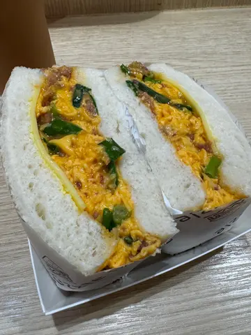 香葱滑蛋芝士鹹牛肉三文治