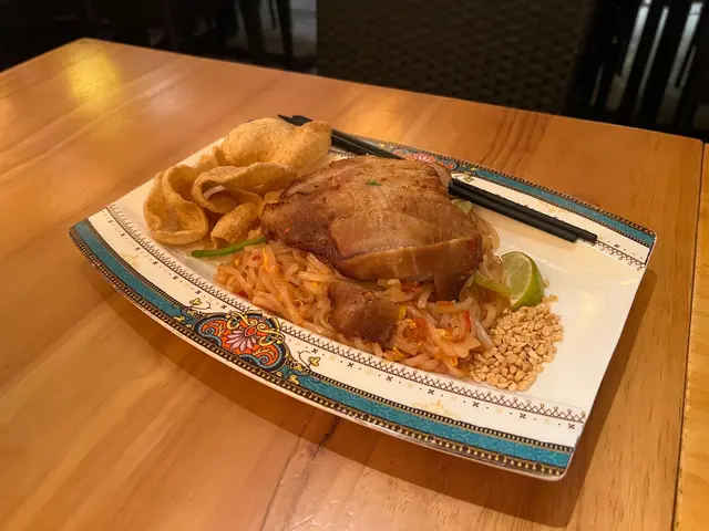 泰式炭燒豬頸肉炒金邊粉