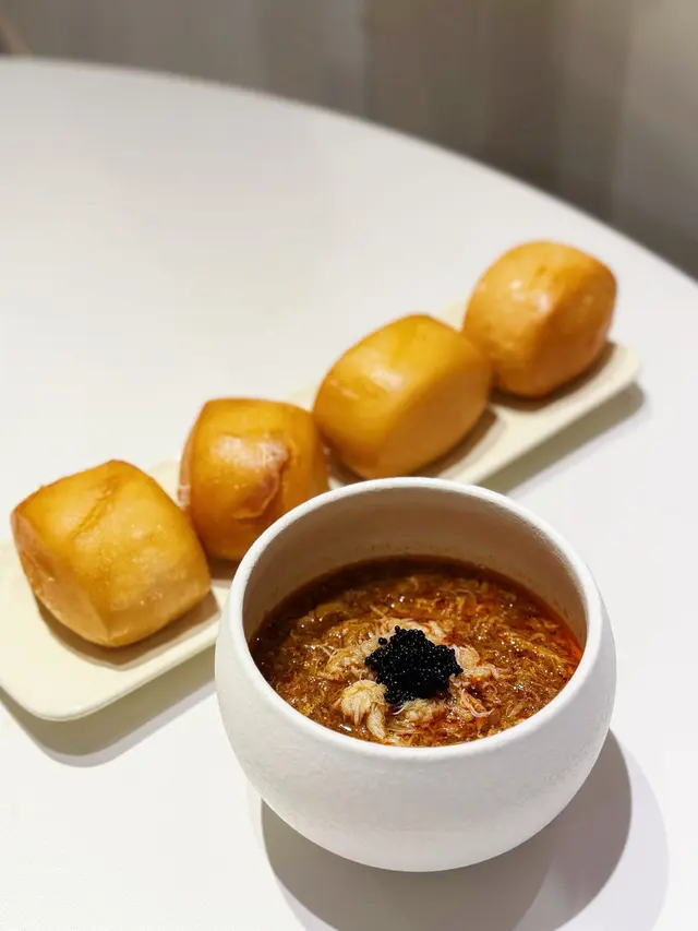 辣椒蟹肉醬配炸饅頭