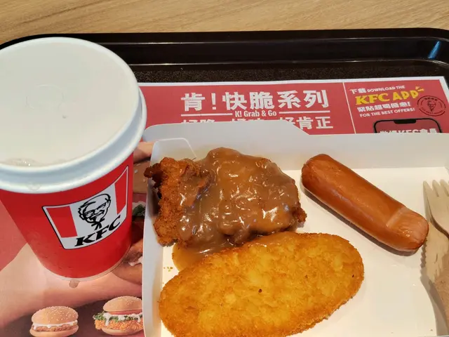 A1：雞扒醒晨餐 (配 香腸, 薯餅, 百事)