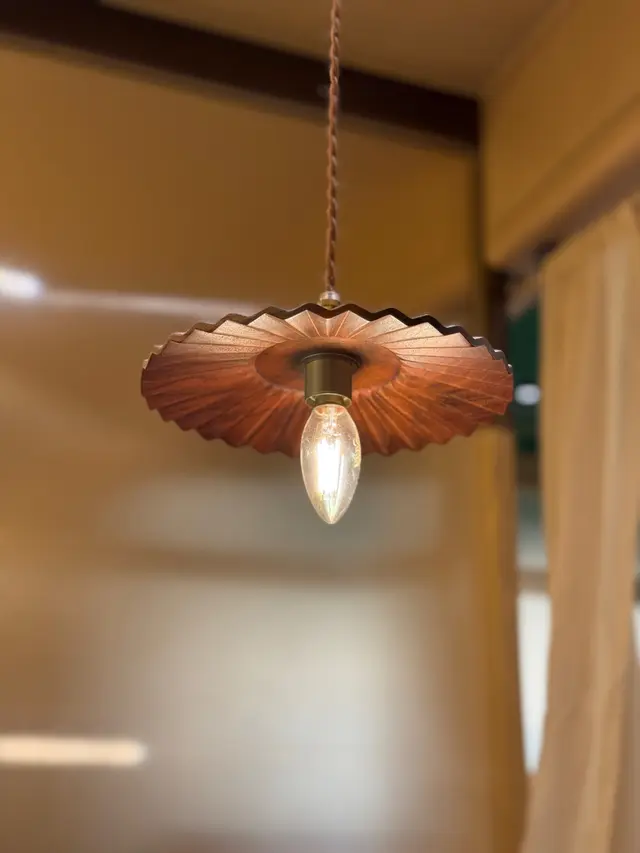 餐廳的四人卡位寬闊舒適，裝修雅致，人不自覺慢活下來。