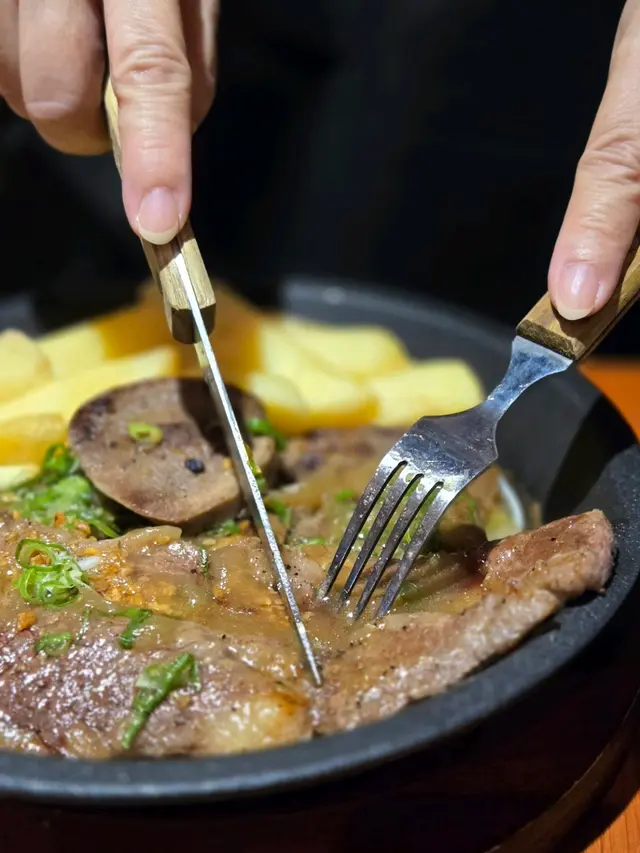 牛小排配牛舌尖鐵板