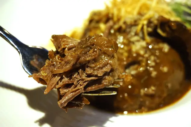 慢煮和牛面肉伴薯蓉、炸大蒜絲、豆苗沙律
