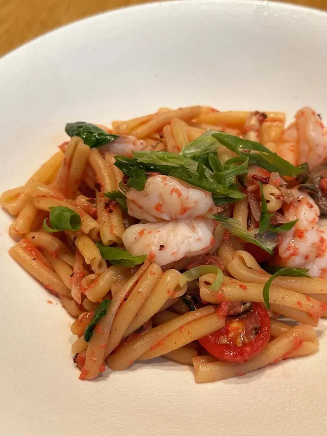 醬汁用咗餐廳自家釀嘅紅酒糟 (要成 3 個星期先整好),再加少少紹興酒,整出嚟係粉紅色嘅醬汁,聞落有淡酒香味 🍷