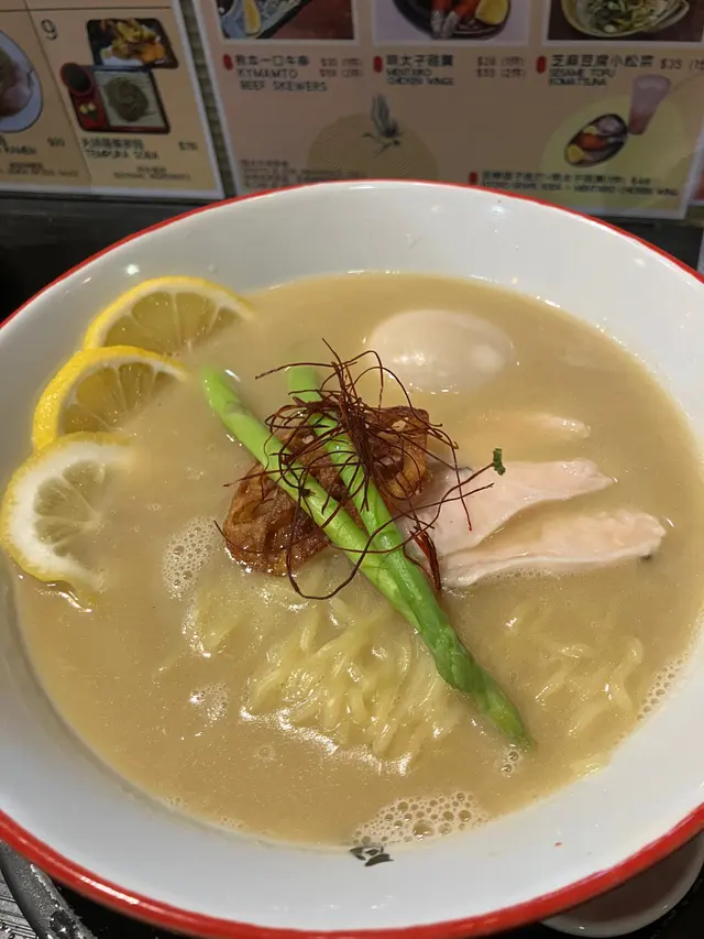 加左檸檬味嘅雞白湯拉麵味道豐富啲、清新啲，連埋檸檬皮一齊食都唔覺得苦