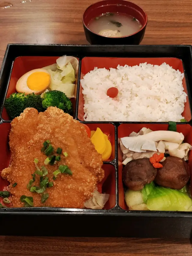 滷汁排骨便當