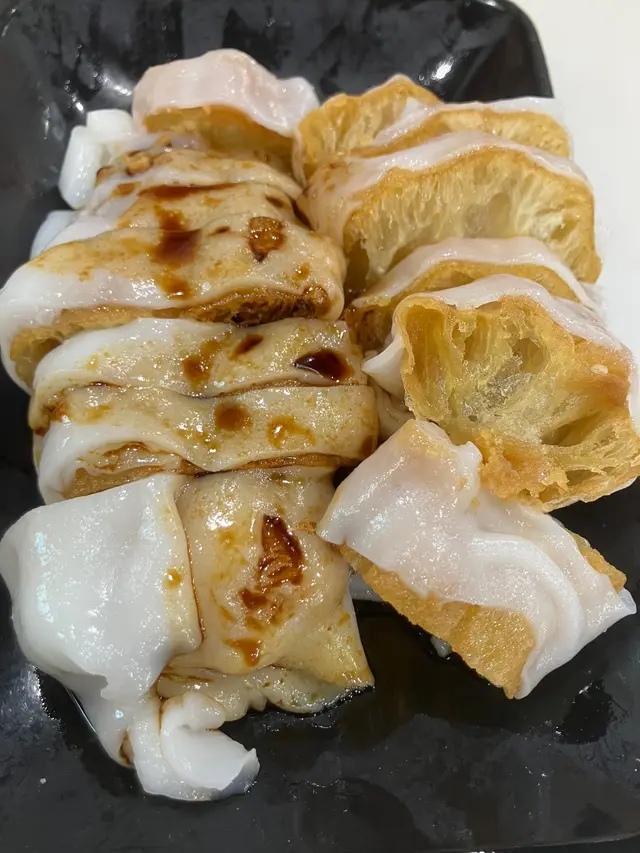 炸一size剛剛好一啖一舊，腸粉皮薄有彈性，啲醬料任落而且濃稠度適中，加上豉油甜甜地好夾，食完一碟都唔濟 