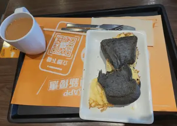 竹炭咸牛肉炒蛋多士 