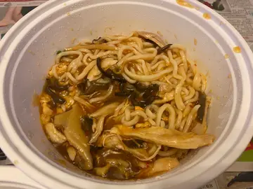 酸辣湯雞𢇁幼麵