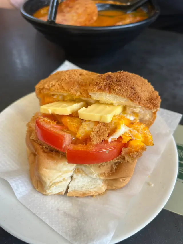 餐廳好細心，多數都將菠蘿包分左一開二，￼方便兩個人share☺️￼菠蘿包相當鬆化，￼入面放咗牛油蕃茄雞蛋配合岩岩好👍🏻👍🏻