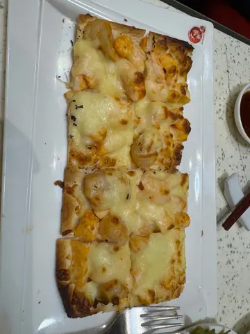 圖一右邊係軟殼蟹壽司  嗌咗冇耐即刻上 食落軟腍腍不特止仲要係卷唔實散晒  之後反映返佢就話冇貨  圖二係冇記錯係海鮮薄餅  $98  縮晒水  大失所望  同以前冇得比  無論係食物質素定係員工或者老闆都係好失望  成個獅子頭嗰個懷疑女老闆仲要反白眼  可能禮拜六日午市比較忙  但係都唔使咁嘅態度？  之後諗住食餃子或者小籠包又話冇 好似嗌咩冇咩  唔知係轉咗師傅定點  太差啦  熟客都覺得唔需要再幫襯  其他素食餐廳都好過佢  啲嘢食碗碟仲要全部就咁放咗喺個櫃度冇遮冇掩打開晒