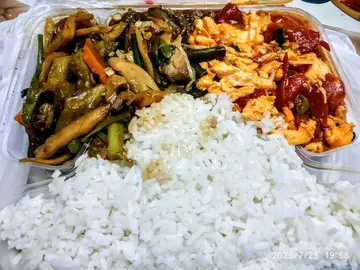 晚市特价两𩠌饭~鱼香茄子拼蕃茄鸡蛋