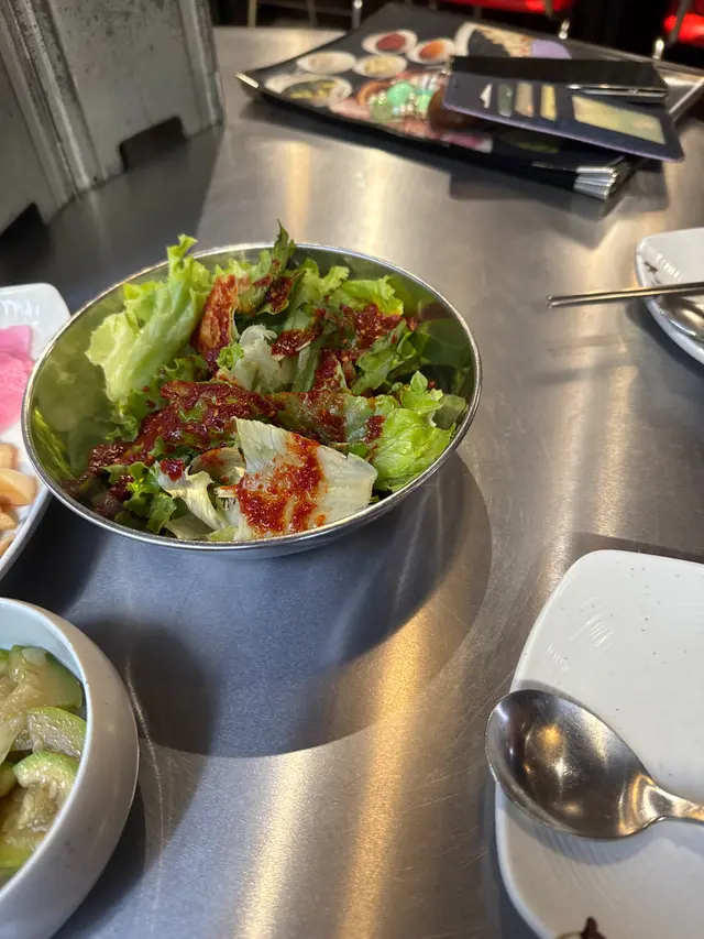 餐廳整體環境十分整潔,職員也十分熱心十分友善。食品也很有色澤多,令人很有食慾,