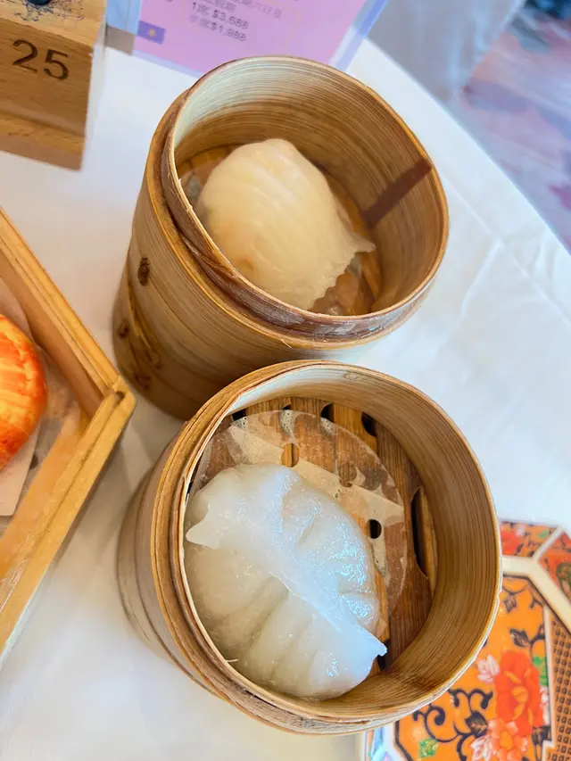 生折手工蝦餃王（上）$9潮州蒸粉果（下）$7