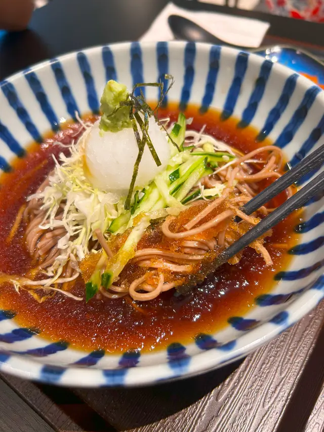 香脆吉列豬扒配冰蔬菜蕎麥麵