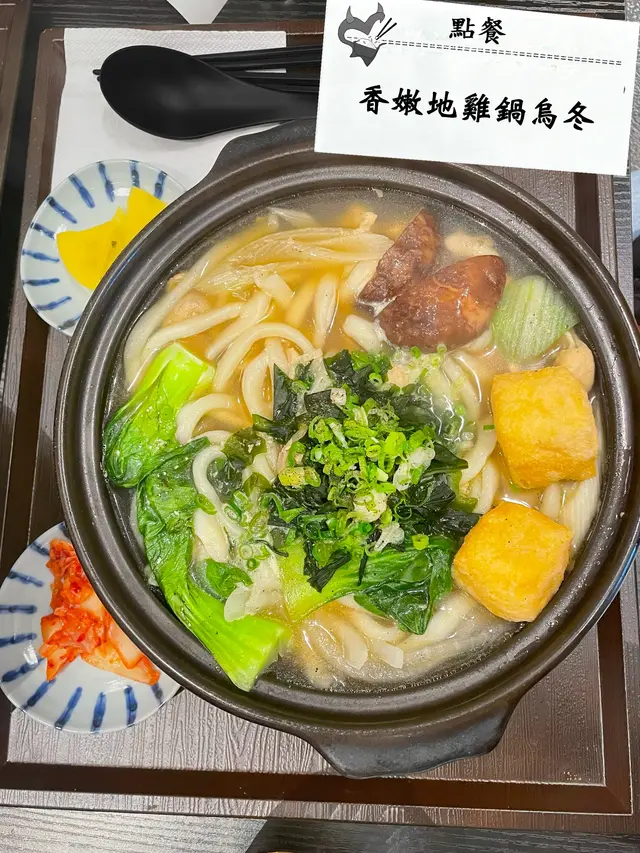 等到頸都長,所有人差唔多食曬先上檯😤 結果一入口就出事,冬菇酸到皺曬眉 雞肉除咗酸仲有陣雪藏味,成碗湯飲落都怪怪地,越食越覺得酸酸餿餿,食到一半就投降… 真心伏