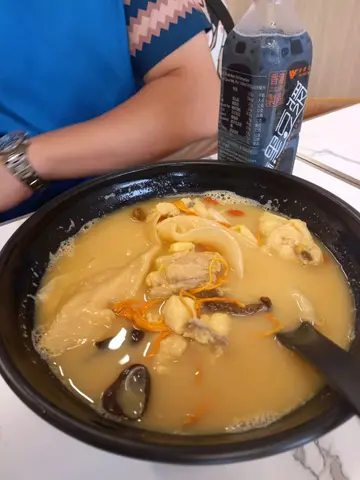 姬松茸花膠雞米線