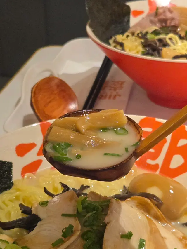 慢煮雞肉雞白湯拉麵